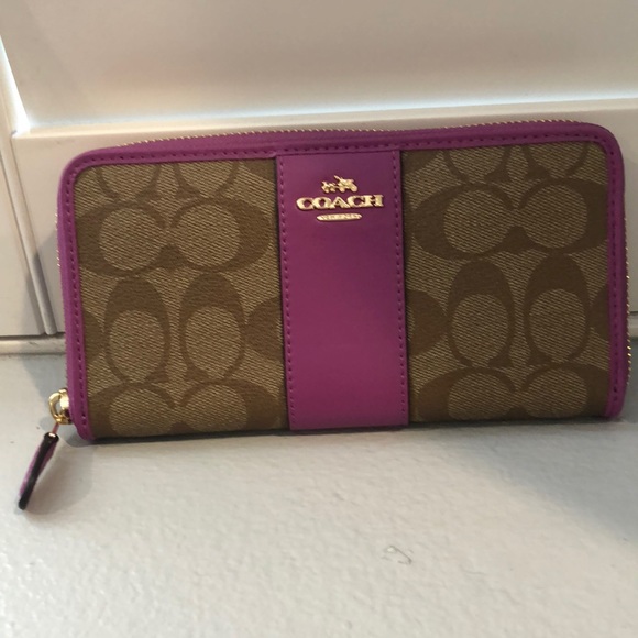 *Sold* Coach Monogram Accordion Zipper Wallet - Picture 5 of 8